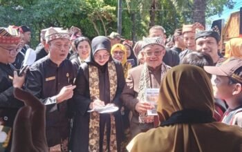 madrasah menunjukkan peran yang semakin luas dalam penguatan literasi. hal ini terlihat saat menteri pendidikan dasar dan menengah, abdul mu’ti, meninjau stan inovasi madrasah aliyah negeri (man) 1 banyuwangi di taman blambangan, usai upacara hari pendidikan nasional 2026, jumat (2/5/2026).