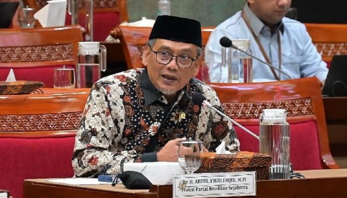 dpr minta larangan guru honorer 2027 disertai solusi yang jelas