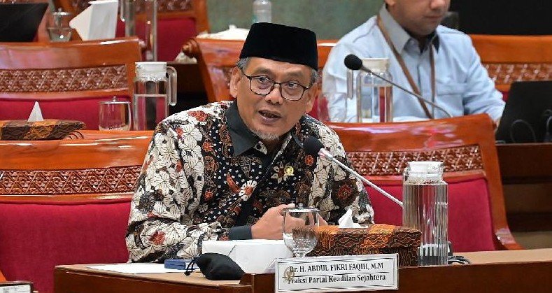anggota komisi x dpr ri, abdul fikri faqih, meminta pemerintah menyiapkan solusi konkret terkait kebijakan penghapusan guru non-asn di sekolah negeri yang ditargetkan berlaku paling lambat 1 januari 2027.