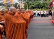 75 bhikkhu sanggha bersama lebih dari 10 ribu umat buddha memeriahkan kegiatan pindapata nasional gema waisak 2570 b.e/2026 di jalan benyamin sueb, kemayoran, jakarta, minggu (10/5/2026).