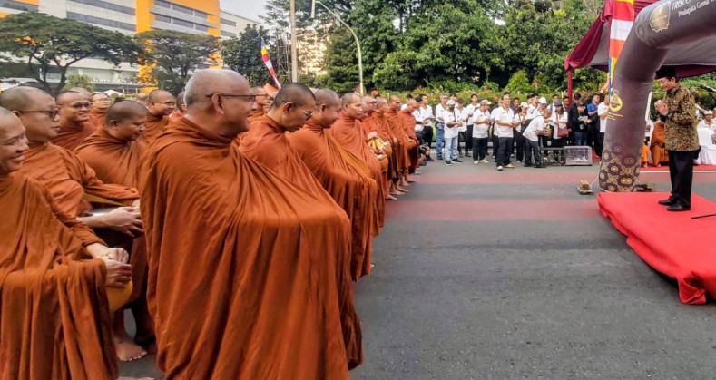 Menag Hadiri Pindapata Nasional yang Diikuti 75 Bhikhu dan 10 Ribu Umat Buddha