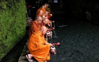 air berkah jumprit lengkapi rangkaian waisak 2570 be di borobudur