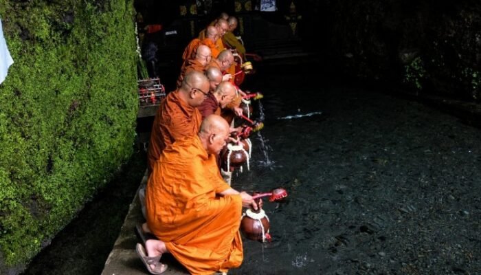 air berkah jumprit lengkapi rangkaian waisak 2570 be di borobudur