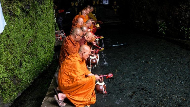 air berkah jumprit lengkapi rangkaian waisak 2570 be di borobudur