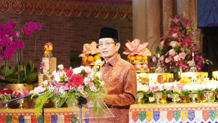 menag ajak umat buddha jadikan waisak momentum perkuat perdamaian dunia