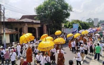 Ribuan umat dan wisatawan ikuti kirab api dharma dan air berkah waisak 2026 ribuan umat dan wisatawan ikuti kirab api dharma dan air berkah waisak 2026