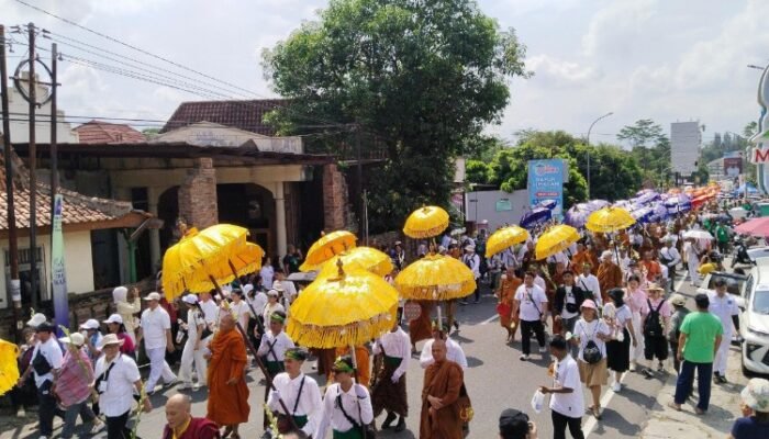 ribuan umat dan wisatawan ikuti kirab api dharma dan air berkah waisak 2026