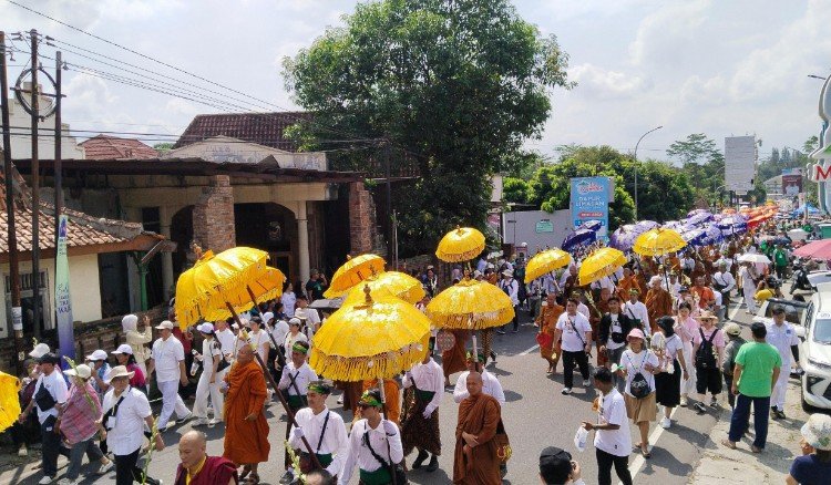 ribuan umat dan wisatawan ikuti kirab api dharma dan air berkah waisak 2026