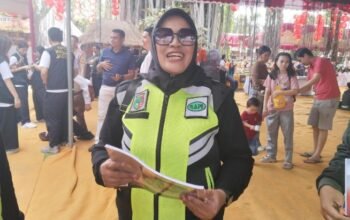 Relawan berhijab kawal air berkah waisak, simbol toleransi di temanggung relawan berhijab kawal air berkah waisak, simbol toleransi di temanggung