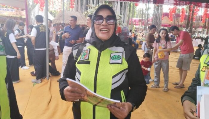 relawan berhijab kawal air berkah waisak, simbol toleransi di temanggung
