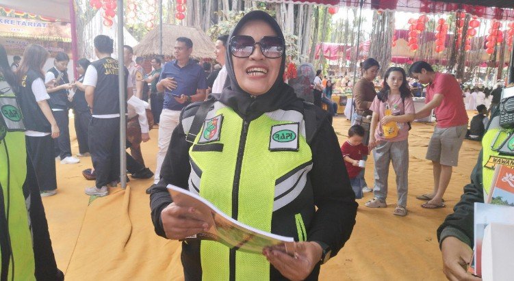 relawan berhijab kawal air berkah waisak, simbol toleransi di temanggung