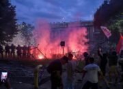 Puluhan ribu warga serbia demo besar di beograd, tuntut pemilu dipercepat puluhan ribu warga serbia demo besar di beograd, tuntut pemilu dipercepat