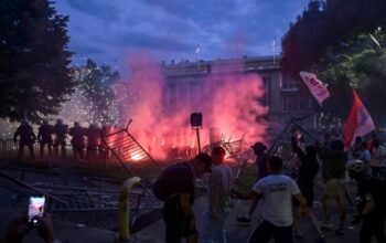 Puluhan ribu warga serbia demo besar di beograd, tuntut pemilu dipercepat puluhan ribu warga serbia demo besar di beograd, tuntut pemilu dipercepat