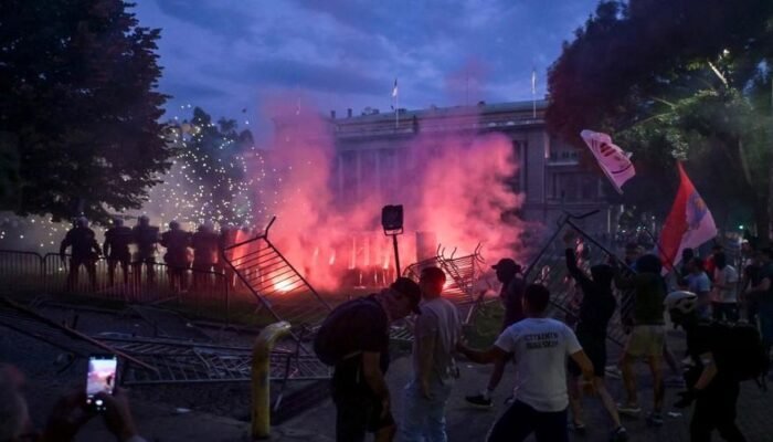 puluhan ribu warga serbia demo besar di beograd, tuntut pemilu dipercepat