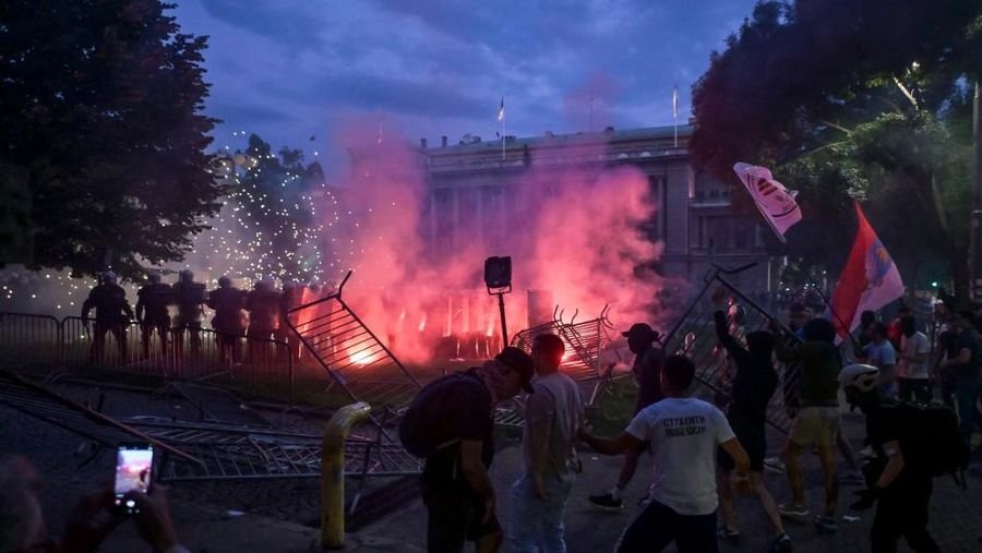 puluhan ribu warga serbia demo besar di beograd, tuntut pemilu dipercepat