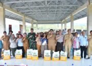 bupati samosir serahkan bibit jagung untuk pengembangan lahan 40 hektare
