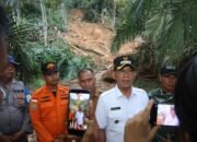 bupati tapsel tinjau longsor batangtoru, satu korban masih dalam pencarian
