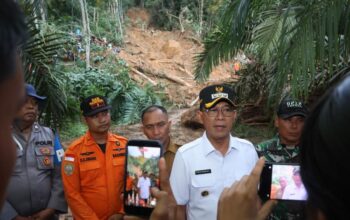 bupati tapsel tinjau longsor batangtoru, satu korban masih dalam pencarian