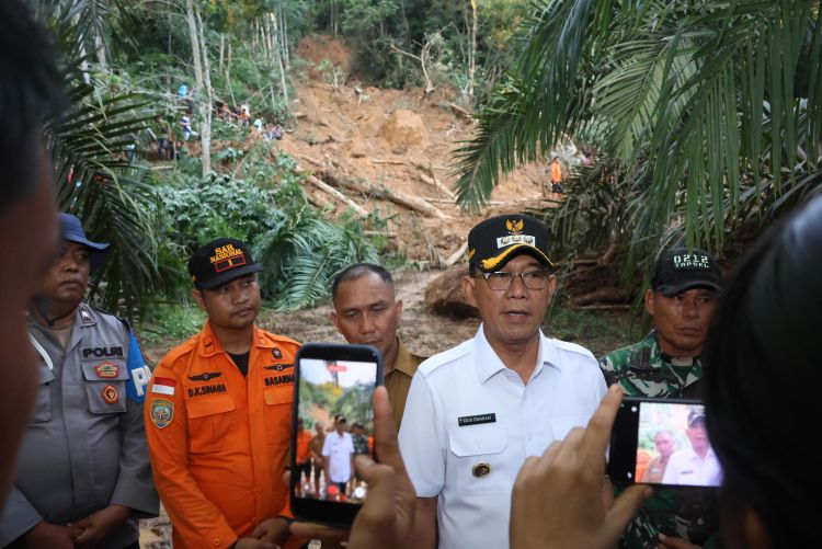 Bupati Tapsel Tinjau Longsor Batangtoru, Satu Korban Masih Dalam Pencarian