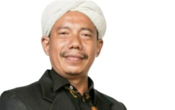 thoriqoh yang dalam kamus besar bahasa indoneia ditulis ‘tarekat”, dan kata tarekat ini akan menjadi pembahasan pada tulisan ini.