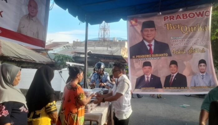 gerindra sibolga tebar ratusan paket daging kurban, warga ikut terharu