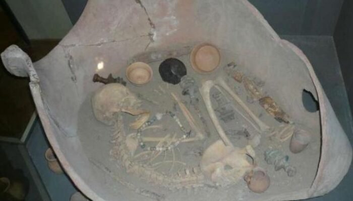 misteri plain of jars laos terungkap, arkeolog temukan rangka manusia di guci batu