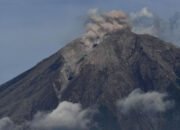 minggu pagi gunung semeru erupsi 3 kali, letusan capai 700 meter di atas puncak