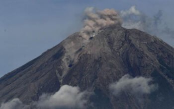 minggu pagi gunung semeru erupsi 3 kali, letusan capai 700 meter di atas puncak