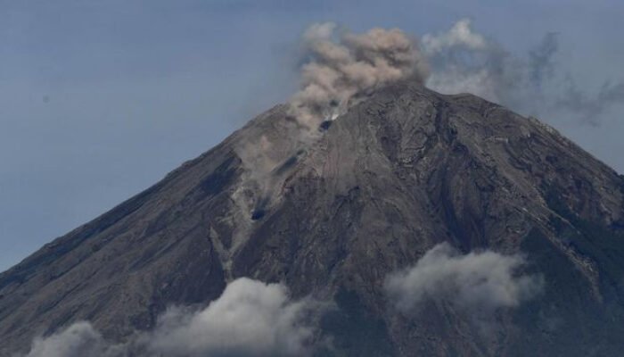 minggu pagi gunung semeru erupsi 3 kali, letusan capai 700 meter di atas puncak