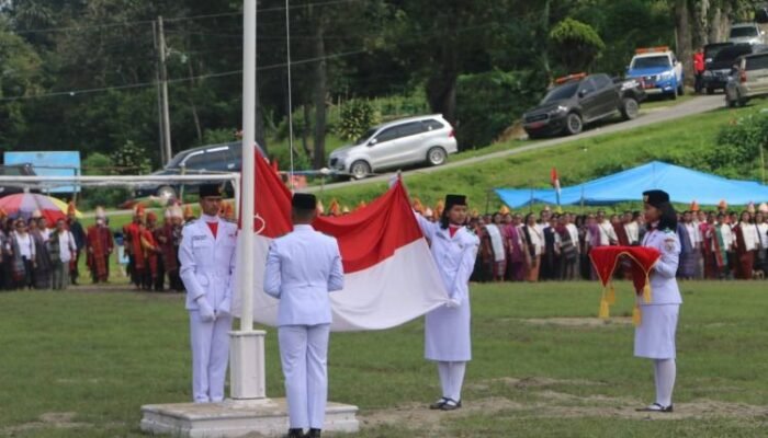 hardiknas 2026 di taput, bupati jtp hutabarat serahkan beasiswa siswa berprestasi