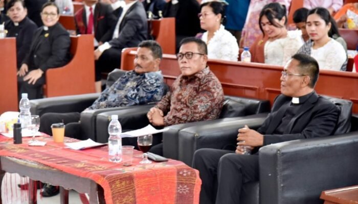 bupati tapteng hadiri paskah raya gamki dan naposo bulung hkbp