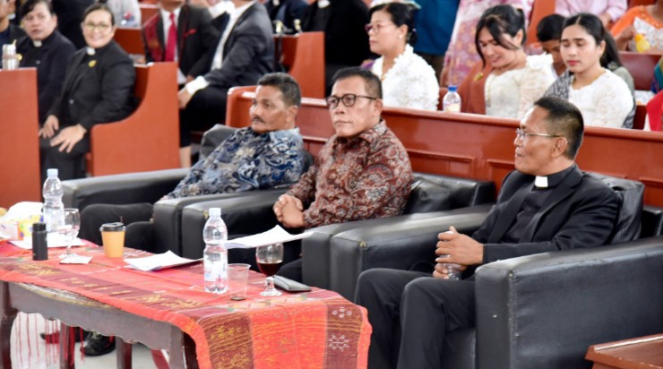 Bupati Tapteng Hadiri Paskah Raya GAMKI dan Naposo Bulung HKBP