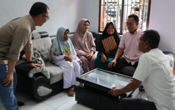 bupati tapsel bedah rumah warga berdinding tepas, lantai tanah dan langganan banjir
