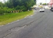 warga kecamatan raya, kabupaten simalungun, meminta pemerintah provinsi sumatera utara segera memperbaiki jalan berlubang dan bekas longsor di jalan sutomo, tepatnya di depan gkps kongsilaita, kelurahan sondi raya, kabupaten simalungun.