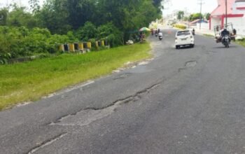 warga kecamatan raya, kabupaten simalungun, meminta pemerintah provinsi sumatera utara segera memperbaiki jalan berlubang dan bekas longsor di jalan sutomo, tepatnya di depan gkps kongsilaita, kelurahan sondi raya, kabupaten simalungun.