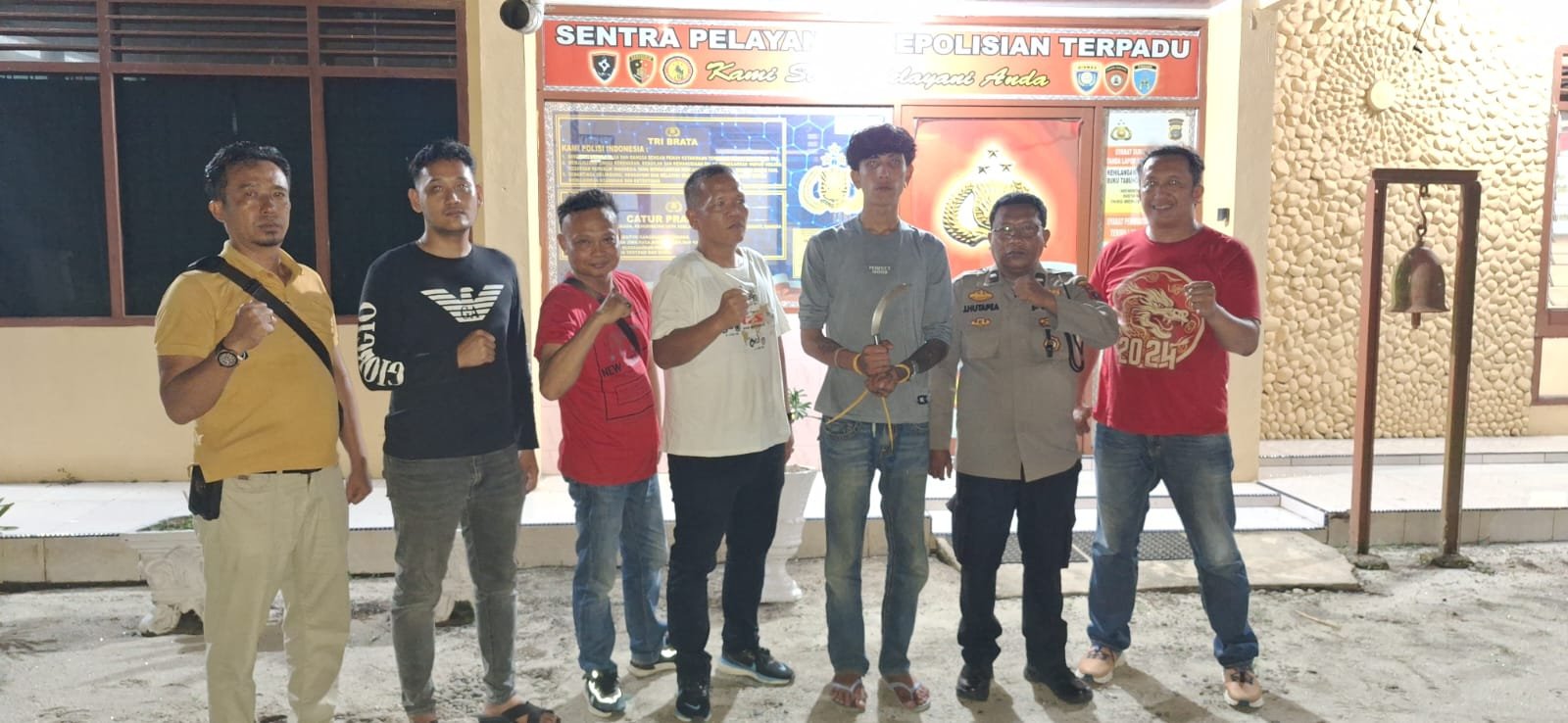 sadis, pemuda di simalungun serang teman pakai arit dari belakang