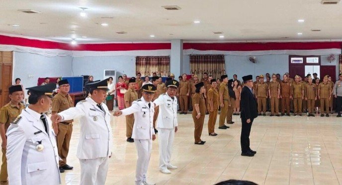bupati nias selatan sokhiatulo laia lantik amsarno s sarumaha sebagai pejabat (pj) sekretaris daerah (sekda).