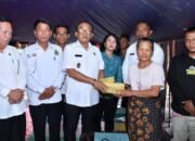 wakil bupati samosir, ariston tua sidauruk serahkan bantuan kepada korban kebakaran di desa dosroha, kecamatan simanindo, kabupaten samosir, sumatera utara, rabu (6/5/2026).