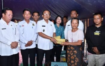 wakil bupati samosir, ariston tua sidauruk serahkan bantuan kepada korban kebakaran di desa dosroha, kecamatan simanindo, kabupaten samosir, sumatera utara, rabu (6/5/2026).