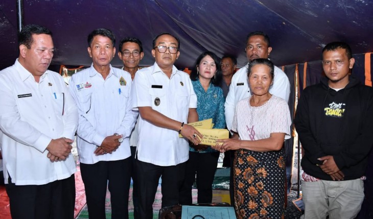 Wakil Bupati Samosir Serahkan Bantuan untuk Korban Kebakaran di Simanindo