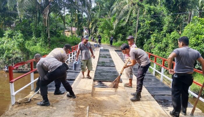 polres tapteng tuntaskan renovasi jembatan merah putih presisi di desa satahi nauli