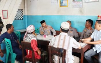 kapolres padangsidimpuan akbp wira prayatna tampung keluhan warga terkait dugaan pungutan liar (pungli) di kawasan pasar sagumpal bonang saat menggelar program jumat curhat di warung sentosa, jalan thamrin, kelurahan wek iii, kecamatan padangsidimpuan utara, jumat, (8/5/ 2026).
