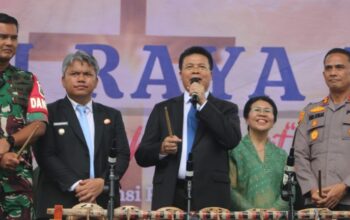 pemerintah kabupaten tapanuli utara mengajak huria kristen batak protestan (hkbp) memperkuat sinergi dalam membangun generasi muda yang cerdas di era digital sekaligus mendukung pengembangan kawasan wisata rohani salib kasih.