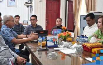 pejabat (pj) sekretaris daerah kabupaten nias selatan, amsarno s sarumaha, memimpin rapat koordinasi terkait persiapan pendaftaran dan sertifikasi tanah milik pemerintah kabupaten nias selatan untuk tahun anggaran 2026.