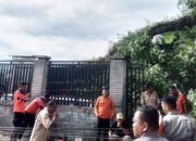 kota pematangsiantar diguyur hujan deras disertai angin kencang pada senin dini hari (11/5/2026). dampaknya, satu pohon tumbang, joglo kantor lurah dan pagar kuburan, rusak.