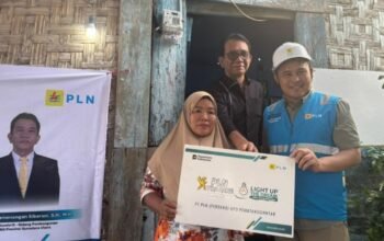 di sebuah rumah sederhana di nagori laras, simalungun, minggu siang kemarin menjadi momen yang tak akan terlupakan, seiring untuk pertama kalinya, lampu menyala terang di kediaman ibu atik. cahaya itu hadir dari program pln berupa gratis penyalaan listrik di kota pematangsiantar. cahaya itu hadir setelah cukup lama menjadi harapan. dan minggu (10/5/2026), cahaya itu nyata datangnya.