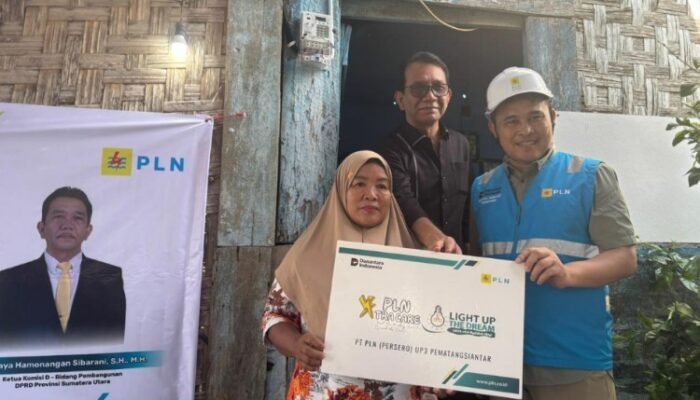 cahaya pertama di rumah ibu atik hadir dari program pln di siantar