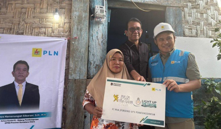 di sebuah rumah sederhana di nagori laras, simalungun, minggu siang kemarin menjadi momen yang tak akan terlupakan, seiring untuk pertama kalinya, lampu menyala terang di kediaman ibu atik. cahaya itu hadir dari program pln berupa gratis penyalaan listrik di kota pematangsiantar. cahaya itu hadir setelah cukup lama menjadi harapan. dan minggu (10/5/2026), cahaya itu nyata datangnya.
