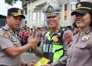 kapolres padangsidimpuan akbp wira prayatna berikan penghargaan kepada personel dengan nilai terbaik dalam latihan menembak.