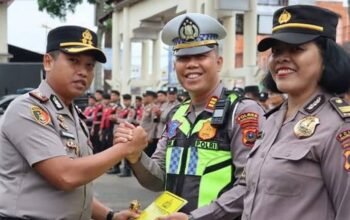 kapolres padangsidimpuan akbp wira prayatna berikan penghargaan kepada personel dengan nilai terbaik dalam latihan menembak.